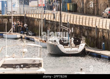Sanxenxo, pontevedra, Spanien. april 22., 2023. Die Boote und Besatzung der Segelboote, die an der ersten spanischen Cup-Regatta teilgenommen haben. Mit Ausnahme der Bribon, das Boot, das von König Juan Carlos I. gefangen gehalten wird Kredit: xan gasalla / alamy Live News. Stockfoto