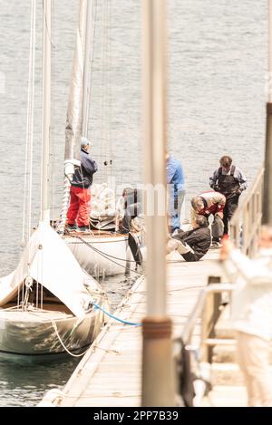 Sanxenxo, pontevedra, Spanien. april 22., 2023. Die Boote und Besatzung der Segelboote, die an der ersten spanischen Cup-Regatta teilgenommen haben. Mit Ausnahme der Bribon, das Boot, das von König Juan Carlos I. gefangen gehalten wird Kredit: xan gasalla / alamy Live News. Stockfoto