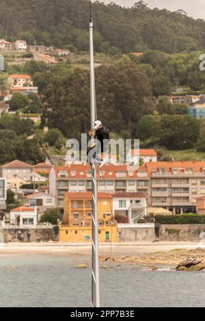 Sanxenxo, pontevedra, Spanien. april 22., 2023. Die Boote und Besatzung der Segelboote, die an der ersten spanischen Cup-Regatta teilgenommen haben. Mit Ausnahme der Bribon, das Boot, das von König Juan Carlos I. gefangen gehalten wird Kredit: xan gasalla / alamy Live News. Stockfoto