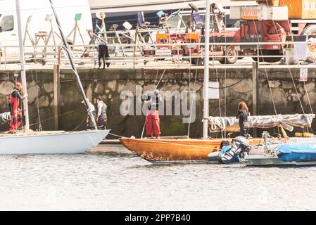 Sanxenxo, pontevedra, Spanien. april 22., 2023. Die Boote und Besatzung der Segelboote, die an der ersten spanischen Cup-Regatta teilgenommen haben. Mit Ausnahme der Bribon, das Boot, das von König Juan Carlos I. gefangen gehalten wird Kredit: xan gasalla / alamy Live News. Stockfoto