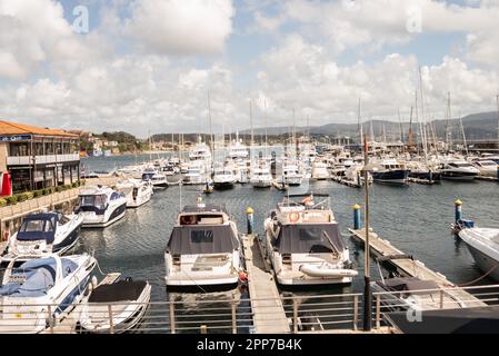 Sanxenxo, pontevedra, Spanien. april 22., 2023. Die Boote und Besatzung der Segelboote, die an der ersten spanischen Cup-Regatta teilgenommen haben. Mit Ausnahme der Bribon, das Boot, das von König Juan Carlos I. gefangen gehalten wird Kredit: xan gasalla / alamy Live News. Stockfoto