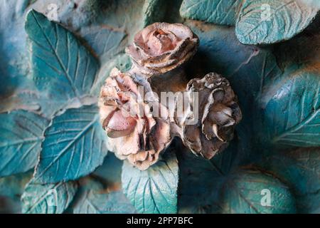 Details zu Blumen und Blättern an der Tür der Sagrada Familia, Barcelona, Spanien. Stockfoto