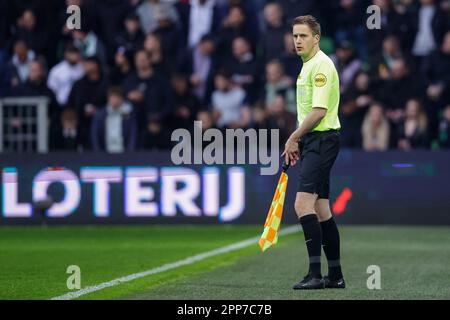 Groningen, Niederlande. 22. April 2023. GRONINGEN, NIEDERLANDE - APRIL 22: Assistant Referee Joris Westhof schaut auf das Eredivisie-Spiel zwischen dem FC Groningen und der N.E.C. bei Euroborg am 22. April 2023 in Groningen, Niederlande (Foto von Broer van den Boom/Orange Pictures). Credit: Orange Pics BV/Alamy Live News Stockfoto