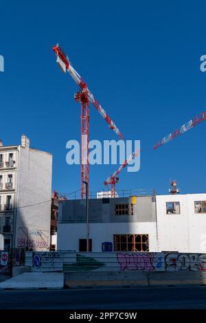 Blick auf die Baustellen des Euromed-2-Projekts in Marseille. Europas größte Slums-Stadt in der Rue Cazemajou in Marseille, die hauptsächlich von Roma bevölkert ist, soll zwischen Ende 2022 und Anfang 2023 zerstört werden. Das Erweiterungsprogramm Euromed 2, das Wohnraum für die Slums, Bürogebäude und Immobilienprogramme für den Eigenheimbesitz bereitstellen wird, wird derzeit gebaut. Stockfoto