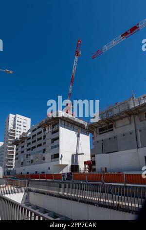 Blick auf die Baustellen des Euromed-2-Projekts in Marseille. Europas größte Slums-Stadt in der Rue Cazemajou in Marseille, die hauptsächlich von Roma bevölkert ist, soll zwischen Ende 2022 und Anfang 2023 zerstört werden. Das Erweiterungsprogramm Euromed 2, das Wohnraum für die Slums, Bürogebäude und Immobilienprogramme für den Eigenheimbesitz bereitstellen wird, wird derzeit gebaut. Stockfoto