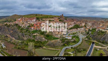 Luftaufnahme des mittelalterlichen Dorfes Sepulveda in der Gemeinde Castilla Leon, Spanien. Stockfoto