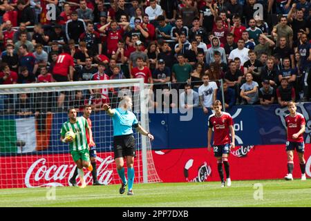 Pamplona, Spanien. 22. April 2023. Sport. Fußball. Fußballspiel von La Liga Santander zwischen CA Osasuna und Real Betis, gespielt im El Sadar Stadion in Pamplona (Spanien) am 22. April 2023. Kredit: Inigo Alzugaray/CordonPress Kredit: CORDON PRESS/Alamy Live News Stockfoto