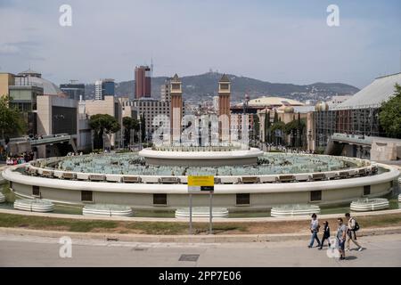 Der magische Brunnen in der Placa Josep Puig i Cadafalch in Barcelona ist ohne Wasser zu sehen. Nach 30 Monaten ohne Regen in Katalonien und mit Wasserreserven auf historischen Tiefständen war die katalanische Regierung gezwungen, Wassersparmaßnahmen zu ergreifen, indem sie die Brunnen von La Fuente Mágica in der Placa de Josep Puig i Cadafalch, die an sich ein großes Touristenattraktion des Wassers, Licht und Ton. Stockfoto