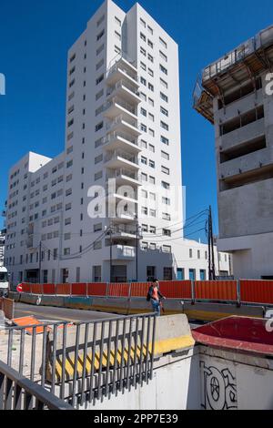 Marseille, Frankreich. 19. April 2023. Blick auf die Baustellen des Euromed-2-Projekts in Marseille. Europas größte Slums-Stadt in der Rue Cazemajou in Marseille, die hauptsächlich von Roma bevölkert ist, soll zwischen Ende 2022 und Anfang 2023 zerstört werden. Das Erweiterungsprogramm Euromed 2, das Wohnraum für die Slums, Bürogebäude und Immobilienprogramme für den Eigenheimbesitz bereitstellen wird, wird derzeit gebaut. (Kreditbild: © Laurent Coust/SOPA Images via ZUMA Press Wire) NUR REDAKTIONELLE VERWENDUNG! Nicht für den kommerziellen GEBRAUCH! Stockfoto