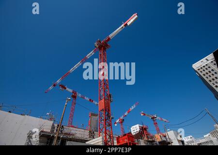 Marseille, Frankreich. 19. April 2023. Blick auf die Baustellen des Euromed-2-Projekts in Marseille. Europas größte Slums-Stadt in der Rue Cazemajou in Marseille, die hauptsächlich von Roma bevölkert ist, soll zwischen Ende 2022 und Anfang 2023 zerstört werden. Das Erweiterungsprogramm Euromed 2, das Wohnraum für die Slums, Bürogebäude und Immobilienprogramme für den Eigenheimbesitz bereitstellen wird, wird derzeit gebaut. (Kreditbild: © Laurent Coust/SOPA Images via ZUMA Press Wire) NUR REDAKTIONELLE VERWENDUNG! Nicht für den kommerziellen GEBRAUCH! Stockfoto