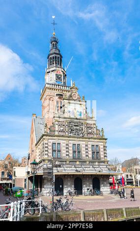 Malerischer Blick auf das Waag-Gebäude auf dem Waagplein, einem Platz, auf dem der Käsemarkt in der historischen Stadt Alkmaar, Niederlande, stattfindet. Stockfoto