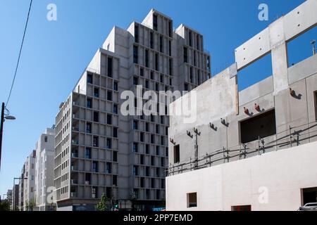 Marseille, Frankreich. 19. April 2023. Blick auf die Baustellen des Euromed-2-Projekts in Marseille. Europas größte Slums-Stadt in der Rue Cazemajou in Marseille, die hauptsächlich von Roma bevölkert ist, soll zwischen Ende 2022 und Anfang 2023 zerstört werden. Das Erweiterungsprogramm Euromed 2, das Wohnraum für die Slums, Bürogebäude und Immobilienprogramme für den Eigenheimbesitz bereitstellen wird, wird derzeit gebaut. (Kreditbild: © Laurent Coust/SOPA Images via ZUMA Press Wire) NUR REDAKTIONELLE VERWENDUNG! Nicht für den kommerziellen GEBRAUCH! Stockfoto