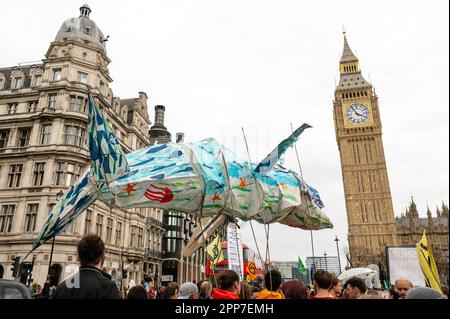 London, Großbritannien. 23. April 2023. Klimaschutzaktivisten Ausrottung Rebellion versammeln sich am 2. Tag des „Großen Eins“ zum Earth Day. Demonstranten marschieren zu Ehren gefährdeter Arten. Kredit: Andrea Domeniconi/Alamy Live News Stockfoto