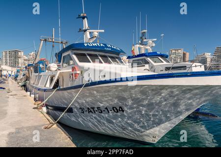 Fischerboote am Pier des Fischereihafens El Raco in der Stadt Altea in der Provinz Alicante, Valencianische Gemeinde, Spanien, Europa. Stockfoto