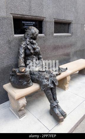 Eleanor Rigby Statue in Liverpool, restauriert auf einer neuen Steinbank Stockfoto
