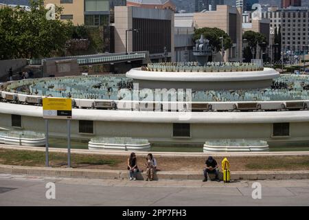 Barcelona, Spanien. 22. April 2023. Der magische Brunnen in der Placa Josep Puig i Cadafalch in Barcelona ist ohne Wasser zu sehen. Nach 30 Monaten ohne Regen in Katalonien und mit Wasserreserven auf historischen Tiefständen war die katalanische Regierung gezwungen, Wassersparmaßnahmen zu ergreifen, indem sie die Brunnen von La Fuente Mágica in der Placa de Josep Puig i Cadafalch, die an sich ein großes Touristenattraktion des Wassers, Licht und Ton. (Foto: Paco Freire/SOPA Images/Sipa USA) Guthaben: SIPA USA/Alamy Live News Stockfoto