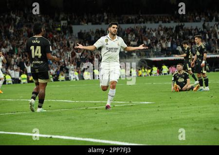 Madrid, Spanien. 22. April 2023. Real Madrids Marco Asensio feiert am 22. April 2023 den Spieltag 30 zwischen Real Madrid und Celta im Santiago Bernabeu Stadion in Madrid, Spanien. Kredit: Edward F. Peters/Alamy Live News Stockfoto