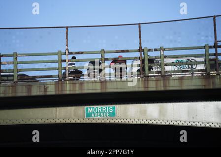 Morris Avenue Brücke über den Cross Bronx Expressway in der Bronx, mit Einheimischen, die auf Stühlen sitzen Stockfoto