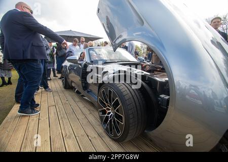 London, Großbritannien. 22. April 2023. Salon Privé Dritter Tag im Royal Hospital, Chelsea. London, Großbritannien. Ein Concours de Vente mit zahlreichen seltenen und alten und historischen Autos zum Verkauf. Ein Bugatti kostete 6, 500, 000 Pfund. Chelsea Pensioners, Rolls Royces, Maseratis und viele, viele mehr . Kredit: Peter Hogan/Alamy Live News Stockfoto