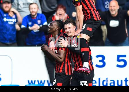 Peterborough, Großbritannien. 22. April 2023Freddie Ladapo (9 Ipswich Town) feiert sein Tor mit Nathan Broadhead (33 Ipswich Town) während des Spiels der Sky Bet League 1 zwischen Peterborough und Ipswich Town an der London Road, Peterborough, am Samstag, den 22. April 2023. (Foto: Kevin Hodgson | MI News) Guthaben: MI News & Sport /Alamy Live News Stockfoto