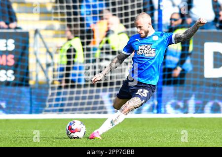 Peterborough, Großbritannien. 22. April 2023Joe ward (23 Peterborough United) spielt den Ball während des Spiels der Sky Bet League 1 zwischen Peterborough und Ipswich Town in der London Road, Peterborough, am Samstag, den 22. April 2023. (Foto: Kevin Hodgson | MI News) Guthaben: MI News & Sport /Alamy Live News Stockfoto