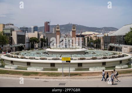 Barcelona, Katalonien, Spanien. 22. April 2023. Der magische Brunnen in der Placa Josep Puig i Cadafalch in Barcelona ist ohne Wasser zu sehen. Nach 30 Monaten ohne Regen in Katalonien und mit Wasserreserven auf historischen Tiefständen war die katalanische Regierung gezwungen, Wassersparmaßnahmen zu ergreifen, indem sie die Brunnen von La Fuente MÃgica in der Placa de Josep Puig i Cadafalch, die an sich ein großes Touristenattraktion des Wassers, Licht und Ton. (Credit Image: © Paco Freire/SOPA Images via ZUMA Press Wire) NUR ZUR REDAKTIONELLEN VERWENDUNG! Nicht für den kommerziellen GEBRAUCH! Stockfoto