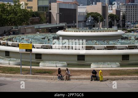 Barcelona, Katalonien, Spanien. 22. April 2023. Der magische Brunnen in der Placa Josep Puig i Cadafalch in Barcelona ist ohne Wasser zu sehen. Nach 30 Monaten ohne Regen in Katalonien und mit Wasserreserven auf historischen Tiefständen war die katalanische Regierung gezwungen, Wassersparmaßnahmen zu ergreifen, indem sie die Brunnen von La Fuente MÃgica in der Placa de Josep Puig i Cadafalch, die an sich ein großes Touristenattraktion des Wassers, Licht und Ton. (Credit Image: © Paco Freire/SOPA Images via ZUMA Press Wire) NUR ZUR REDAKTIONELLEN VERWENDUNG! Nicht für den kommerziellen GEBRAUCH! Stockfoto