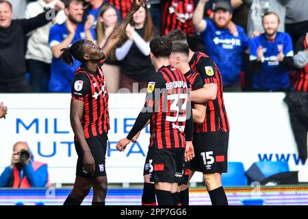 Peterborough, Großbritannien. 22. April 2023Freddie Ladapo (9 Ipswich Town) feiert das dritte Tor des Teams mit Teamkollegen während des Spiels der Sky Bet League 1 zwischen Peterborough und Ipswich Town an der London Road, Peterborough, am Samstag, den 22. April 2023. (Foto: Kevin Hodgson | MI News) Guthaben: MI News & Sport /Alamy Live News Stockfoto