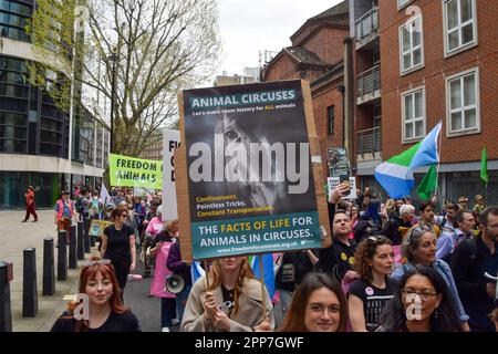 London, England, Großbritannien. 22. April 2023. Ein Demonstrant hält ein Zeichen gegen Tierzirkusse. Tausende von Menschen marschierten durch Westminster, um gegen die Zerstörung der Natur, den Verlust der Artenvielfalt und den Klimawandel am Tag der Erde und am zweiten Tag des viertägigen Protests zu protestieren, der von der Extinction Rebellion und zahlreichen anderen Gruppen organisiert wurde. (Kreditbild: © Vuk Valcic/ZUMA Press Wire) NUR REDAKTIONELLE VERWENDUNG! Nicht für den kommerziellen GEBRAUCH! Stockfoto