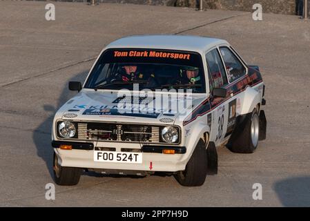 Seafront, Clacton on Sea, Essex, Großbritannien. 22. April 2023. Die Corbeau Seats Rally, die vom Chelmsford Motor Club organisiert wird, findet rund um Tendring und Clacton, Essex, statt und beginnt mit den Etappen 1 und 2 entlang der Promenadenwege und Straßen unterhalb der Clifftop Marine Parade von Clacton on Sea. Die besten nationalen Fahrer der ehemaligen World Rally Car-Spezifikation und Clubrennen in verschiedenen Gruppen, darunter Klassiker, nahmen an der Bühne Teil, die um 18:00 Uhr begann und um 21:00 Uhr im Dunkeln enden sollte. Ein Auto rollte auf die Bühne, wodurch es früh angehalten wurde. Ford Escort Mk2 FOO524T, gefahren von Thomas Clark Stockfoto