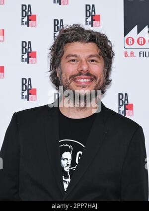 Busto Arsizio, Italien. 22. April 2023. Busto Arsizio, Italien BAFF Baff Filml Festival 21. Ausgabe 2023 letzter Abend roter Teppich und Auszeichnungen im Bild:Sydney Sibilia BAFF Award 2023 City of Busto Arsizio Best Film to “Mixed by Erri” Credit: Independent Photo Agency/Alamy Live News Stockfoto