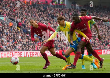 Ibrahima Konaté #5 von Liverpool tritt beim Premier League-Spiel Liverpool gegen Nottingham Forest in Anfield, Liverpool, Großbritannien, am 22. April 2023 um den Ball mit Brennan Johnson #20 von Nottingham Forest an (Foto von Steve Flynn/News Images) Stockfoto