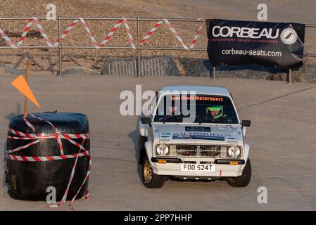 Seafront, Clacton on Sea, Essex, Großbritannien. 22. April 2023. Die Corbeau Seats Rally, die vom Chelmsford Motor Club organisiert wird, findet rund um Tendring und Clacton, Essex, statt und beginnt mit den Etappen 1 und 2 entlang der Promenadenwege und Straßen unterhalb der Clifftop Marine Parade von Clacton on Sea. Die besten nationalen Fahrer der ehemaligen World Rally Car-Spezifikation und Clubrennen in verschiedenen Gruppen, darunter Klassiker, nahmen an der Bühne Teil, die um 18:00 Uhr begann und um 21:00 Uhr im Dunkeln enden sollte. Ein Auto rollte auf die Bühne, wodurch es früh angehalten wurde. Ford Escort Mk2 FOO524T, gefahren von Thomas Clark Stockfoto