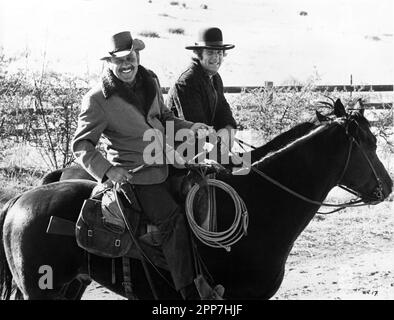 WILLIAM HOLDEN und RYAN O'NEAL in WILD ROVERS 1971 Regisseur/Schriftsteller BLAKE EDWARDS Musik Jerry Goldsmith Kostümdesign Jack Bear Geoffrey Productions/Metro Goldwyn Mayer (MGM) Stockfoto