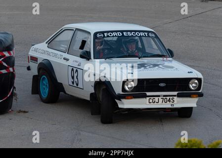 Seafront, Clacton on Sea, Essex, Großbritannien. 22. April 2023. Die Corbeau Seats Rally, die vom Chelmsford Motor Club organisiert wird, findet rund um Tendring und Clacton, Essex, statt und beginnt mit den Etappen 1 und 2 entlang der Promenadenwege und Straßen unterhalb der Clifftop Marine Parade von Clacton on Sea. Die besten nationalen Fahrer der ehemaligen World Rally Car-Spezifikation und Clubrennen in verschiedenen Gruppen, einschließlich Klassikern. Ein Auto rollte auf die Bühne, wodurch es früh angehalten wurde. Ford Escort Mk2 CGJ704S, gefahren von Callum Francis Stockfoto