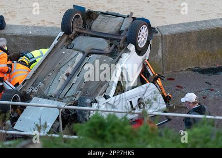 Seafront, Clacton on Sea, Essex, Großbritannien. 22. April 2023. Die Corbeau Seats Rally, die vom Chelmsford Motor Club organisiert wird, findet rund um Tendring und Clacton, Essex, statt und beginnt mit den Etappen 1 und 2 auf den Straßen unterhalb der Clacton on Sea Parade auf den Klippen. Autos verschiedener Gruppen, darunter Klassiker, nahmen an der Bühne Teil, die um 18:00 Uhr begann und um 21:00 im Dunkeln enden sollte. Ein Auto rollte auf die Bühne, wodurch es früh angehalten wurde. Ford Fiesta EK12LUP, gefahren von Allan Smith, Mitfahrerin Teresa Butler. Verkehrt herum nach dem Absturz Stockfoto