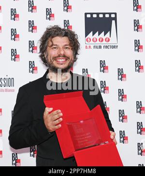 Busto Arsizio, Italien. 22. April 2023. Busto Arsizio, Italien BAFF Baff Filml Festival 21. Ausgabe 2023 letzter Abend roter Teppich und Auszeichnungen im Bild:Sydney Sibilia BAFF Award 2023 City of Busto Arsizio Best Film to “Mixed by Erri” Credit: Independent Photo Agency/Alamy Live News Stockfoto