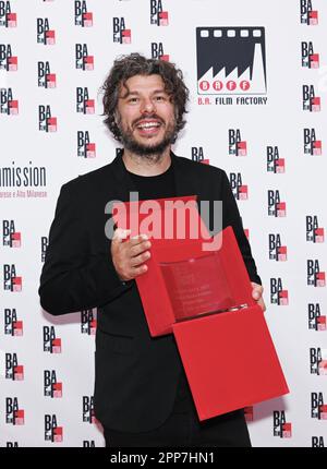 Busto Arsizio, Italien. 22. April 2023. Busto Arsizio, Italien BAFF Baff Filml Festival 21. Ausgabe 2023 letzter Abend roter Teppich und Auszeichnungen im Bild:Sydney Sibilia BAFF Award 2023 City of Busto Arsizio Best Film to “Mixed by Erri” Credit: Independent Photo Agency/Alamy Live News Stockfoto