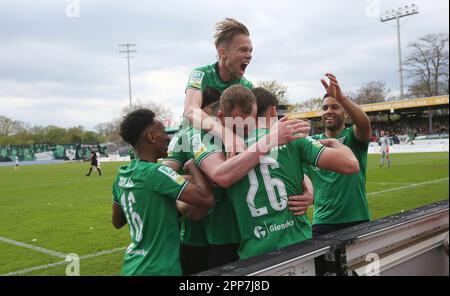 Münster, Deutschland. 22. April 2023. firo : 04/22/2023-Fußball, Fußball, Saison der Regionalliga, 2022/2023, Regionalliga West, Rückflug, 31. Spieltag SC Preussen Münster, SCP, Preussen Münster - Fortuna Düsseldorf 2, II, Two, 2:0 SC Preussen Münster, SCP, Preussen Münster, Rises, in, The, 3. League, On, Rise SC Preussen Munster, SCP, Preussen Münster, Teamfeiern, Teamfeiern Credit: dpa/Alamy Live News Stockfoto