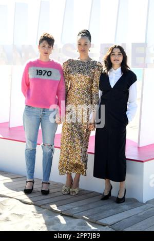 CANNES, FRANKREICH - 15. APRIL CANNES, (L-R) Alice Birch, Rachel Weisz und Britne Oldford nehmen am 2. Von 6. Canneserie-Tag an der Fotokonferenz der Toten Ringer Teil Stockfoto