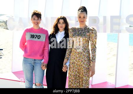 CANNES, FRANKREICH - 15. APRIL CANNES, (L-R) Alice Birch, Rachel Weisz und Britne Oldford nehmen am 2. Von 6. Canneserie-Tag an der Fotokonferenz der Toten Ringer Teil Stockfoto