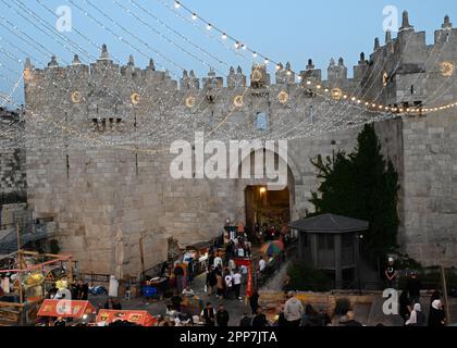 Jerusalem, Israel. 22. April 2023. Die Palästinenser feiern Eid al-Fitr, das das Ende des heiligen muslimischen Monats Ramadan vor dem Damaskus-Tor der Altstadt Jerusalems am Samstag, den 22. April 2023, markiert. Foto von Debbie Hill/ Kredit: UPI/Alamy Live News Stockfoto