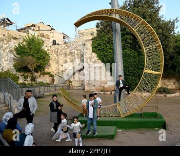 Jerusalem, Israel. 22. April 2023. Die Palästinenser feiern Eid al-Fitr, das das Ende des heiligen muslimischen Monats Ramadan vor der Altstadt Jerusalems am Samstag, den 22. April 2023, markiert. Foto von Debbie Hill/ Kredit: UPI/Alamy Live News Stockfoto