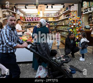 Old City Jerusalem, Israel. 22. April 2023. Die Palästinenser feiern Eid al-Fitr, das das Ende des heiligen muslimischen Monats Ramadan in der Altstadt Jerusalems am Samstag, den 22. April 2023, markiert. Foto von Debbie Hill/ Kredit: UPI/Alamy Live News Stockfoto