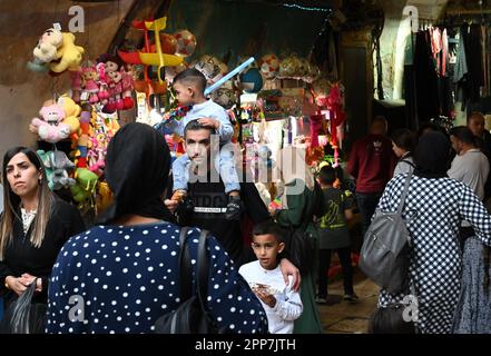 Old City Jerusalem, Israel. 22. April 2023. Die Palästinenser feiern Eid al-Fitr, das das Ende des heiligen muslimischen Monats Ramadan in der Altstadt Jerusalems am Samstag, den 22. April 2023, markiert. Foto von Debbie Hill/ Kredit: UPI/Alamy Live News Stockfoto