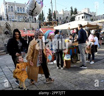 Jerusalem, Israel. 22. April 2023. Die Palästinenser feiern Eid al-Fitr, das das Ende des heiligen muslimischen Monats Ramadan vor dem Damaskus-Tor der Altstadt Jerusalems am Samstag, den 22. April 2023, markiert. Foto von Debbie Hill/ Kredit: UPI/Alamy Live News Stockfoto