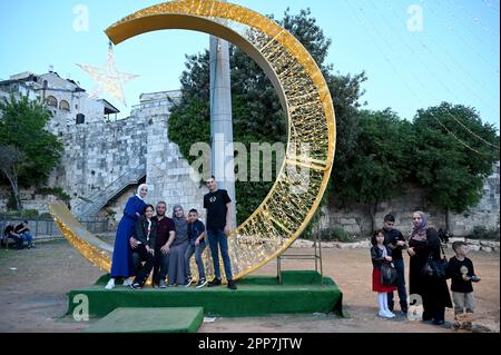 Jerusalem, Israel. 22. April 2023. Die Palästinenser feiern Eid al-Fitr, das das Ende des heiligen muslimischen Monats Ramadan vor der Altstadt Jerusalems am Samstag, den 22. April 2023, markiert. Foto von Debbie Hill/ Kredit: UPI/Alamy Live News Stockfoto