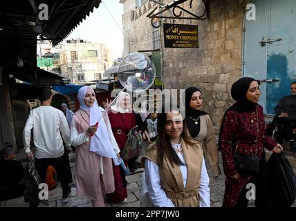 Old City Jerusalem, Israel. 22. April 2023. Die Palästinenser feiern Eid al-Fitr, das das Ende des heiligen muslimischen Monats Ramadan in der Altstadt Jerusalems am Samstag, den 22. April 2023, markiert. Foto von Debbie Hill/ Kredit: UPI/Alamy Live News Stockfoto