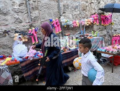 Old City Jerusalem, Israel. 22. April 2023. Eine palästinensische Frau verkauft Spielzeug für Eid al-Fitr, das das Ende des heiligen muslimischen Monats Ramadan in der Altstadt Jerusalems am Samstag, den 22. April 2023, markiert. Foto von Debbie Hill/ Kredit: UPI/Alamy Live News Stockfoto