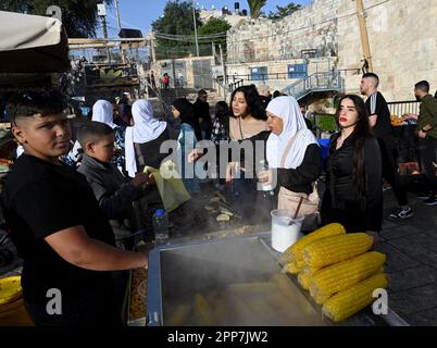 Jerusalem, Israel. 22. April 2023. Die Palästinenser feiern Eid al-Fitr, das das Ende des heiligen muslimischen Monats Ramadan am Damaskus-Tor der Altstadt Jerusalems am Samstag, den 22. April 2023, markiert. Foto von Debbie Hill/ Kredit: UPI/Alamy Live News Stockfoto